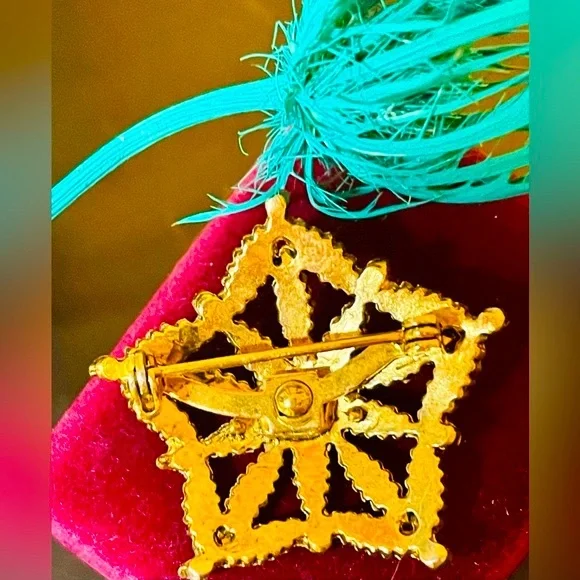 Vintage Five Point Gold Star Brooch - Picture 2 of 6